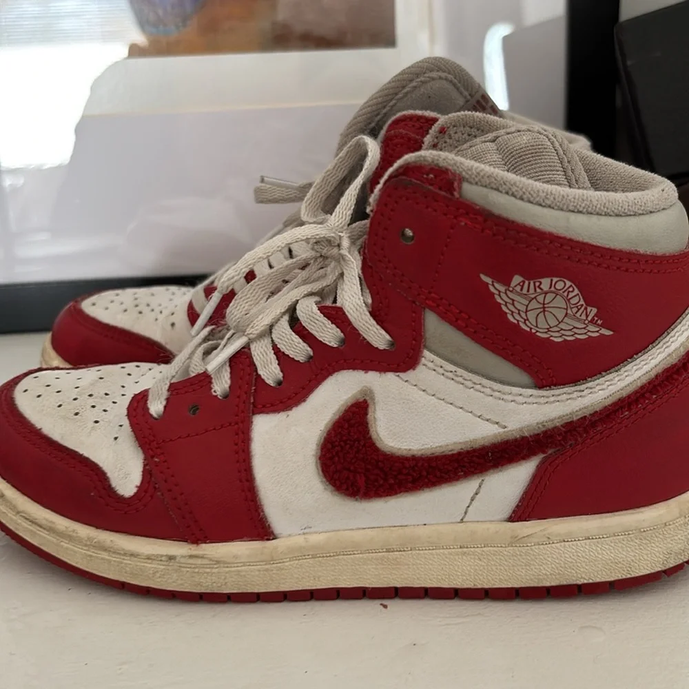 Nike Air Jordan Red and White High-Top Sneakers kids Sz 2 fuzzy swoosh